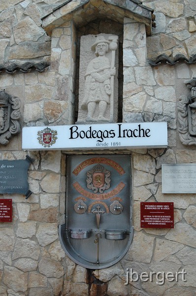 DSC_3820.JPG - Weinbrunnen beim Weingut am Kloster Irache