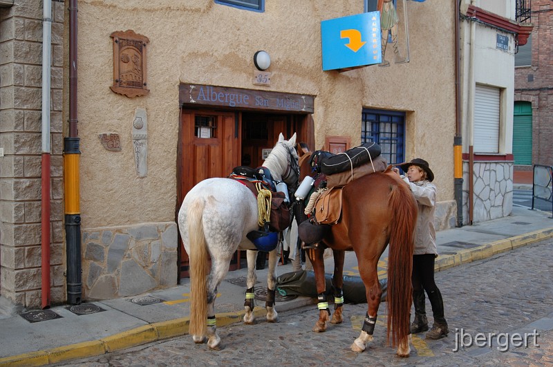 DSC_4225.JPG - Pferdepilger vor der Herberge San Miguel in Hospital de Orbigo